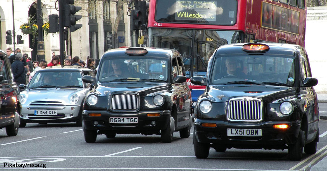 An Injured Elderly Woman Was Saved by Heroes with a Taxi Cab