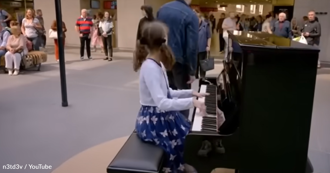 Blind Girl With Autism Surprises Crowd With Incredible Piano Performance