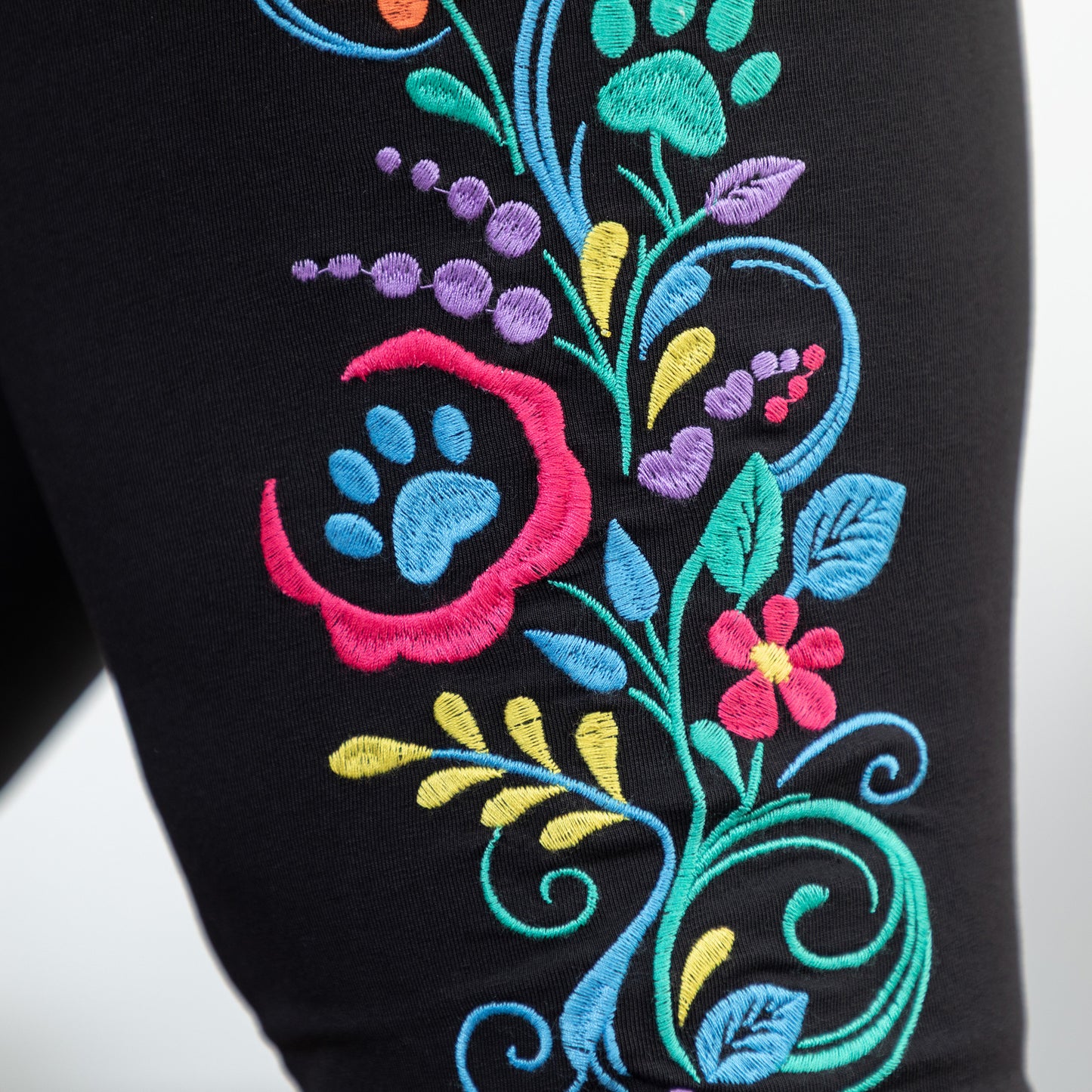 Embroidered Stretch Capris