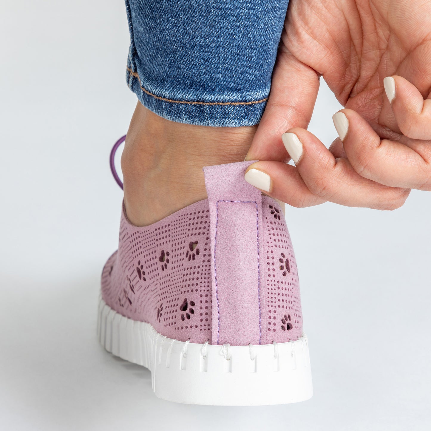 Cut-Out Paw Print Casual Sneakers